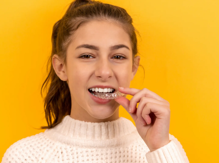 Imagem de destaque do artigo Cuidados essenciais durante o tratamento Invisalign em crianças! da Dra. Carla Barata